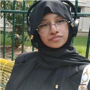 Étudiante donnant des cours d'anglais aux élèves en difficulté